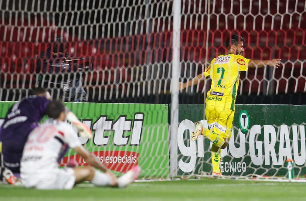 Zé Roberto marcou dois dos três gols da vitória do Mirassol sobre o São Paulo  — Foto: Fernando Roberto / Ag. Futpress / Mirassol