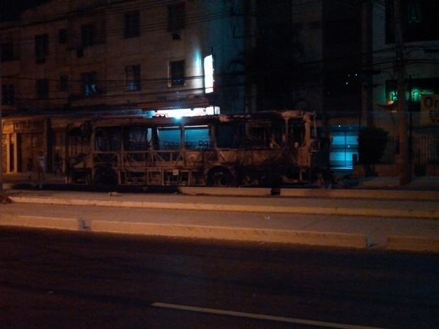 Ônibus foram queimados durante a noite de domingo (16) em protesto de moradores do Morro da Congonha (Foto:  Wallace Luiz/VC no G1)