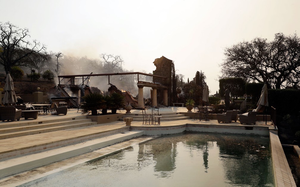 Vista da piscina da vinícola Signorello, em Napa, na Califórnia, após incêndio, em foto de 9 de outubro (Foto: AP Photo/Marcio Jose Sanchez)