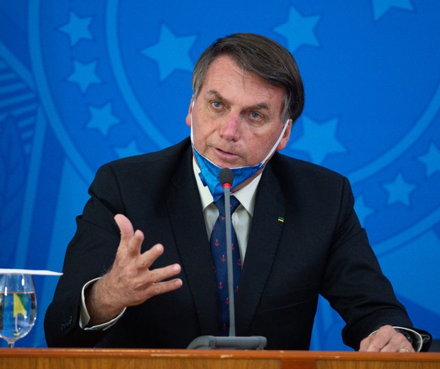BRASILIA, BRAZIL - MARCH 20: Jair Bolsonaro President of Brazil takes off his protective mask to speak to journalists during a press conference about outbreak of the coronavirus (COVID - 19) at the Planalto Palace on March 20, 2020 in Brasilia, Brazil. (P (Foto: Getty Images)