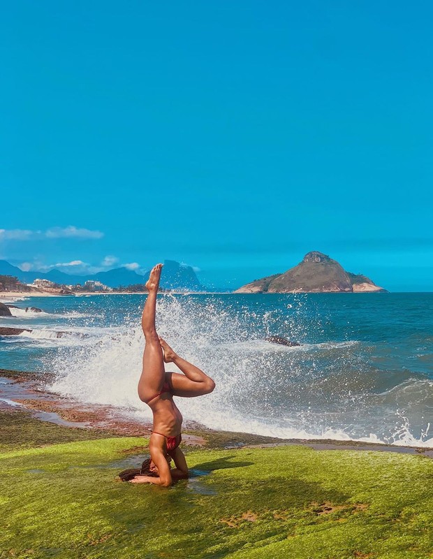 Dandara Mariana pratica ioga na praia (Foto: Reprodução/Instagram)