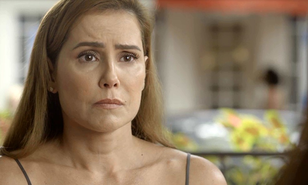 Alexia/Josimara (Deborah Secco) é aconselhada por Bel (Dandara Mariana) a lutar pelo amor de Zezinho (João Baldasserini), em 'Salve-se Quem Puder' — Foto: Globo