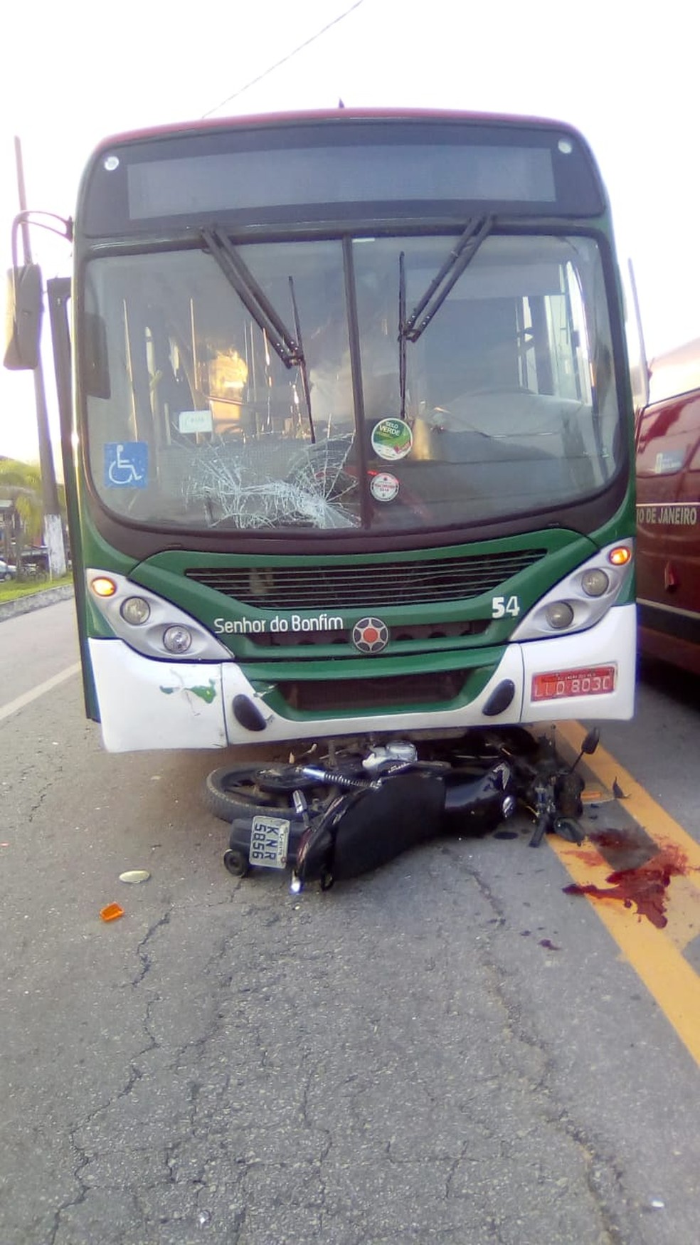 Acidente entre ônibus e moto é registrado na BR-101, em Angra dos Reis