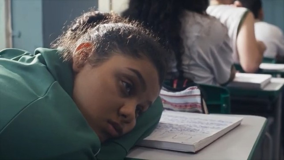 Karina (Danielle Olímpia) sofre na escola em Travessia — Foto: Globo