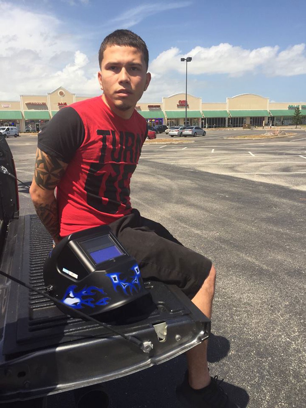 Suspeito parou para ver o eclipse ao lado de carro roubado. (Foto: Orange County Sheriff's Office, Florida/Facebook)