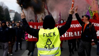 Manifestantes participam de um protesto contra a reforma da previdência na França, em 16 de março de 2023 — Foto: REUTERS/Stephane Mahe 