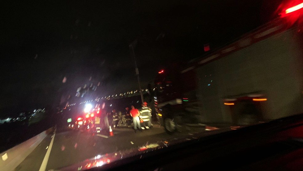 Momento do acidente entre veículos que causou capotamento grave na noite desta quinta-feira (7) — Foto: Jornal do Povo Marília /Divulgação