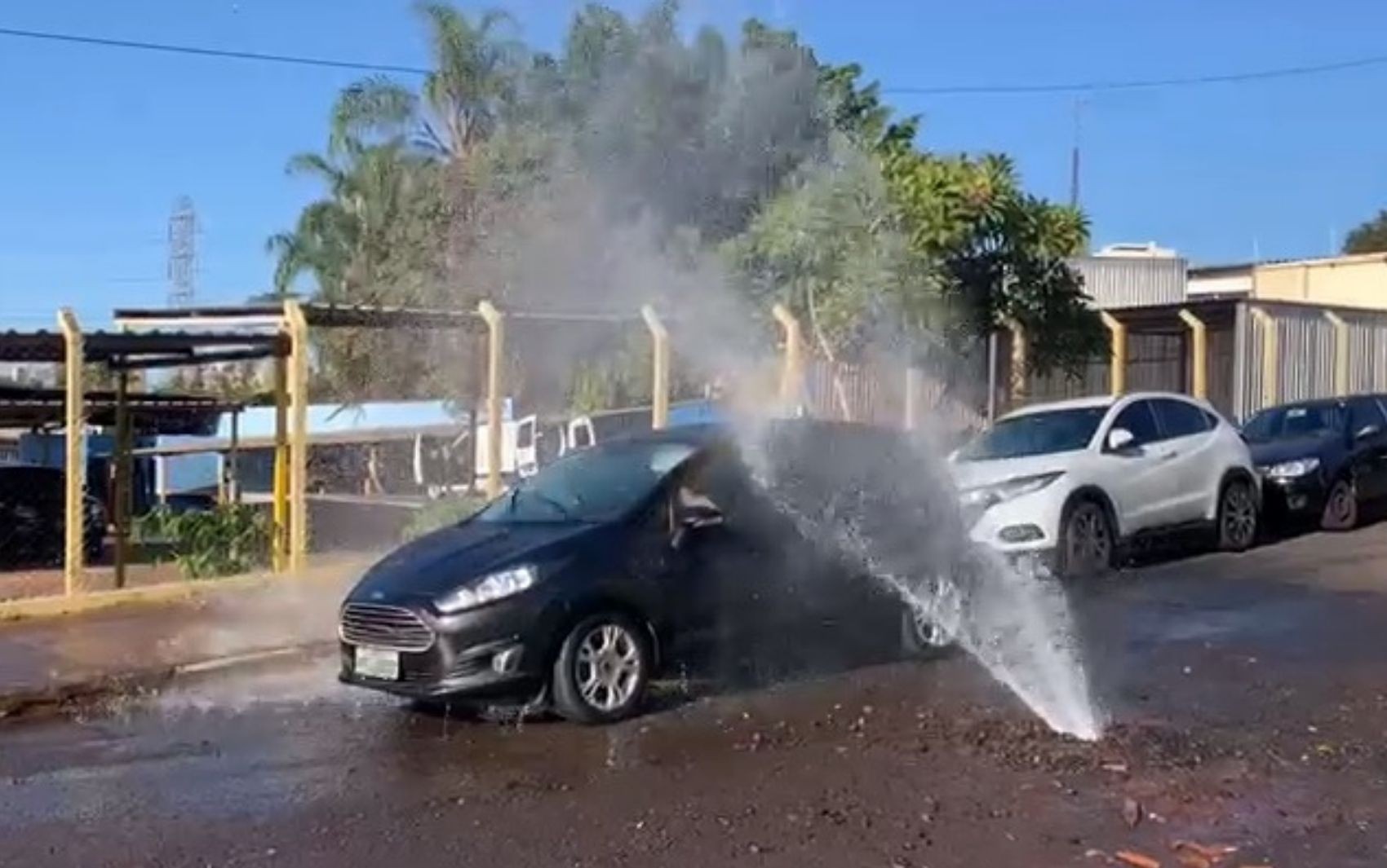 Motorista lava carro em jato de água limpa vazando no meio da rua em Ribeirão Preto, SP; VÍDEO
