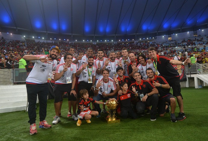 Campeão do NBB mais uma vez, elenco do Flamengo mostra a taça no Maracanã (Foto: André Durão)
