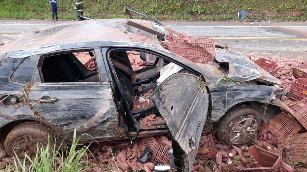 Carro fica destruído após caminhão tombar na SP-079  — Foto: Ana Carolina Souza/ Arquivo Pessoal 