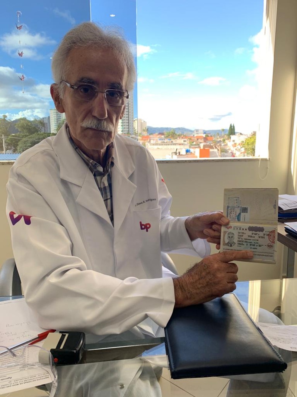 Olavo Ribeiro Rodrigues mostra visto humanitário que conseguiu para buscar pacientes no Japão durante a pandemia — Foto: Olavo Ribeiro Rodrigues/ Arquivo Pessoal
