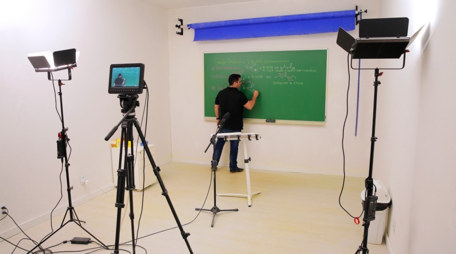 Gravação de aula para a plataforma do Descomplica (Foto: Descomplica/Divulgação)