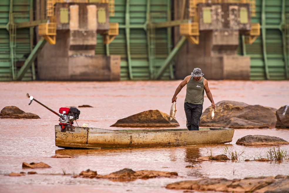 FotÃ³grafo registra imagens dos impactos da lama da Samarco no Rio Doce. Imagem de novembro de 2015 â€” Foto: Leonardo MerÃ§on/ Ãšltimos RefÃºgios