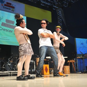 Marco Luque participa das performances circenses (Foto: Deco Rodrigues)