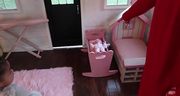 Detalhe da casa de bonecas de Stormi, a filha de Kylie Jenner (Foto: Reprodução YouTube)
