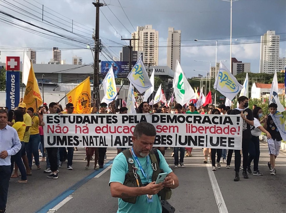 Estudantes exp&otilde;em faixa em defesa da democracia em Natal &mdash; Foto: Geraldo Jer&ocirc;nimo/Inter TV Cabugi