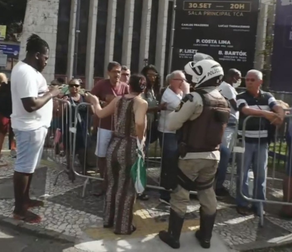 Baianos enfrentam longa fila para comprar ingresso de show extra de Maria Bethânia em Salvador — Foto: Reprodução/TV Bahia