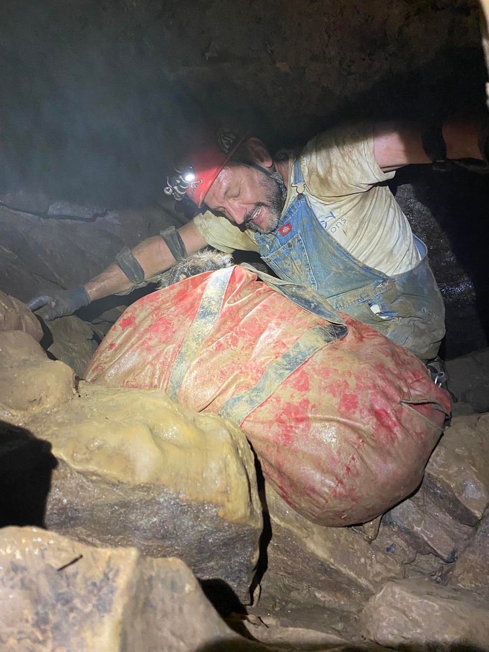 Haley se espreme para atravessar uma das passagens da caverna — Foto: Reprodução