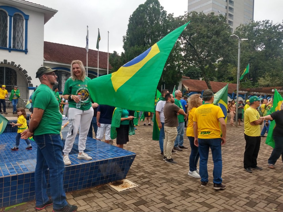 Ato em defesa do presidente Jair Bolsonaro na Praça do Mitre — Foto: RPC Foz do Iguaçu