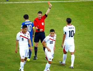 Oscar Duarte recebe cartão vermelho jogo Costa Rica x Grécia (Foto: Reuters)