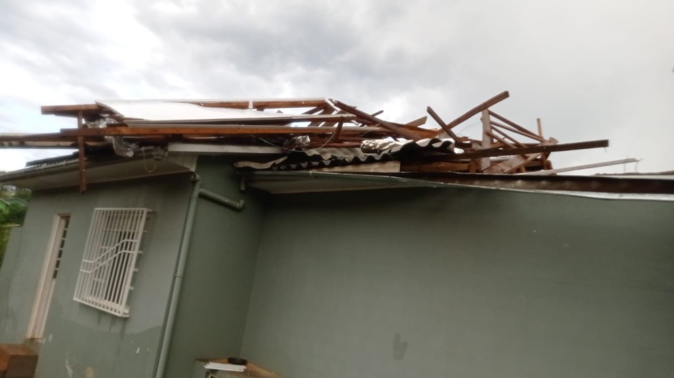 Casa destelhada em temporal em Saudades — Foto: Defesa Civil/Divulgação