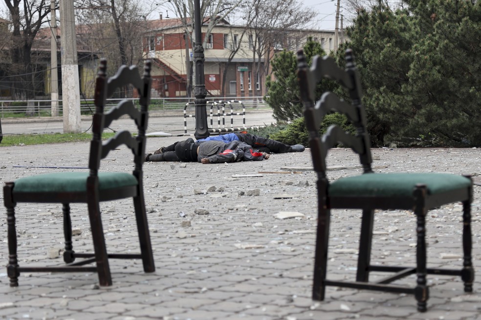 Corpos de civis são vistos perto da siderúrgica Azovstal, em Mariupol, na Ucrânia. — Foto: Alexei Alexandrov / AP Photo