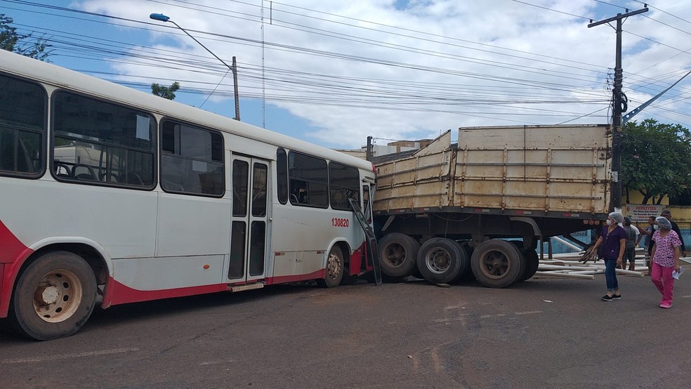 Ônibus e carreta colidiram no cruzamento das avenidas Barão do Rio Branco e Marechal Rondon — Foto: Alcindo Lima/Rádio 94 FM