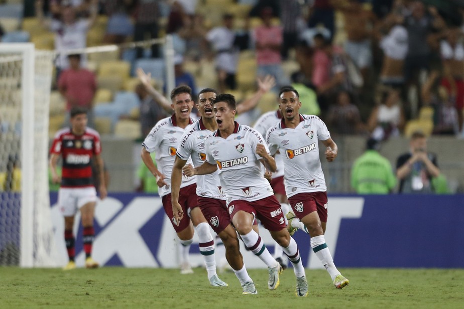 Pirani é acompanhado por companheiros para festejar segundo gol do Fluminense