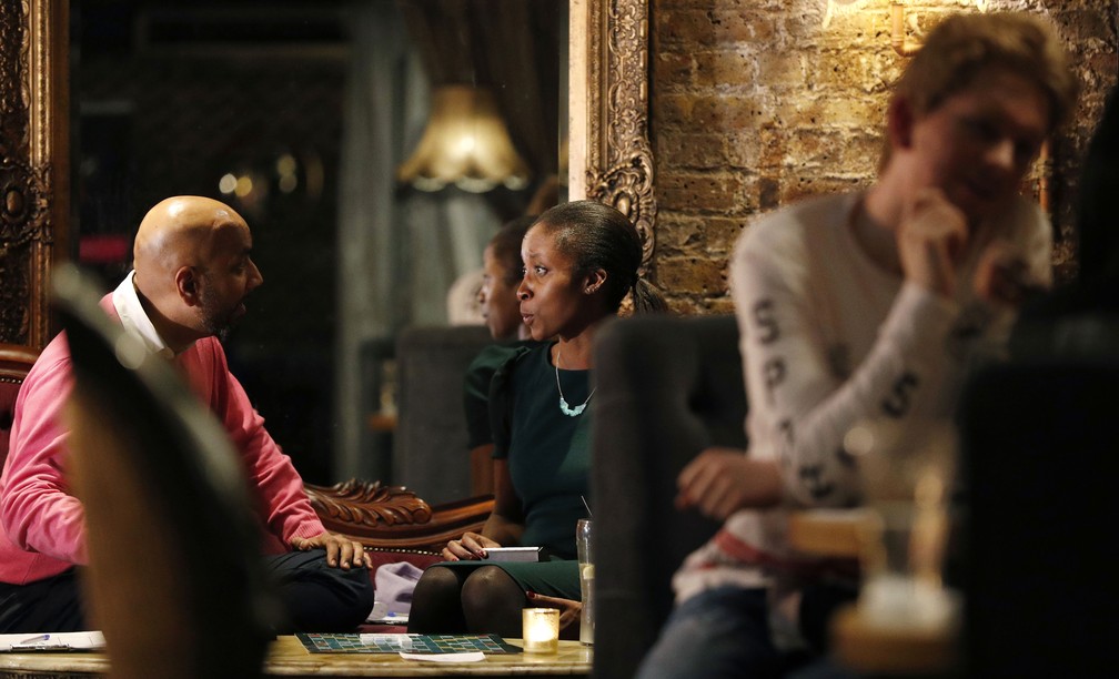 Jogo de palavras cruzadas é adaptado para atrair solteiros em bar de Londres (Foto: Adrian Dennis/AFP)