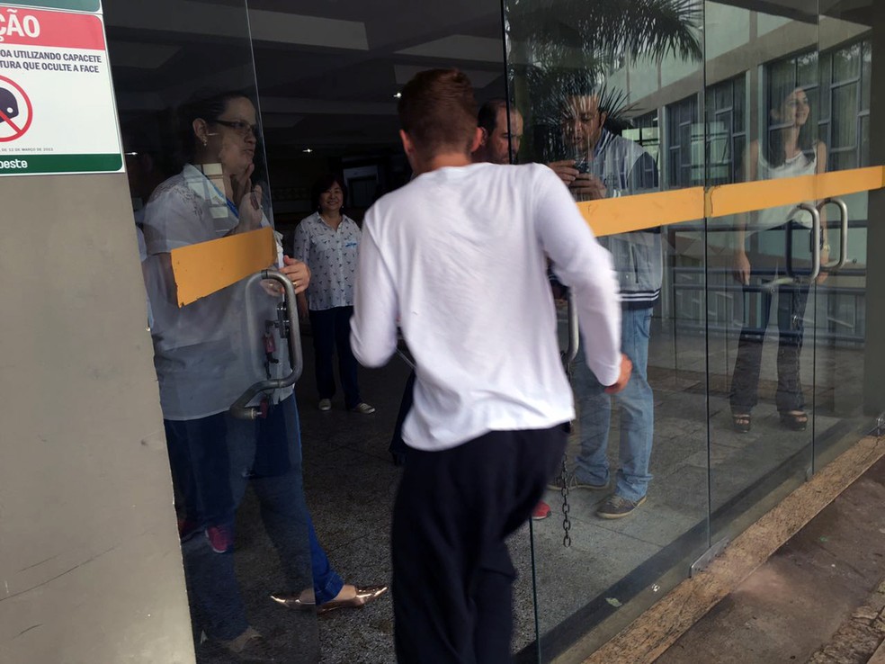 Em uma universidade, em Presidente Prudente (SP), estudante corre para prestar o Enem (Foto: Valmir Custódio/G1)