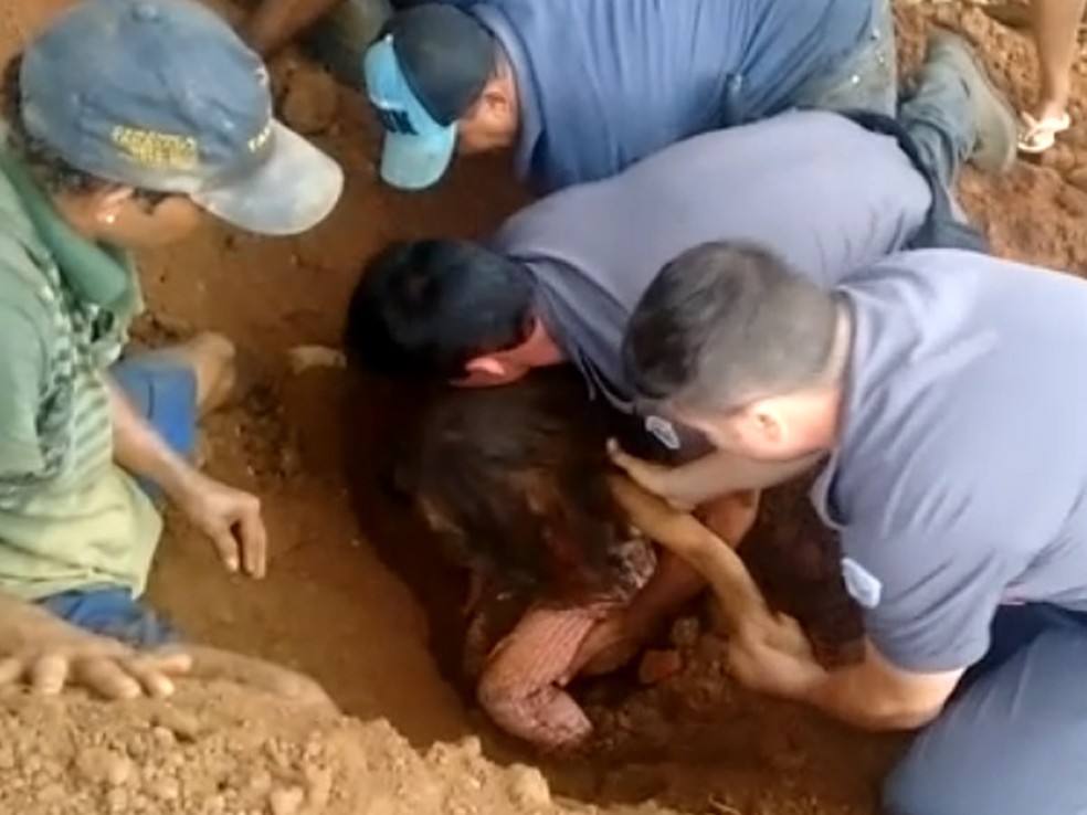 Criança foi salva após ter sido soterrada em Paulicéia (Foto: Polícia Militar/Divulgação)