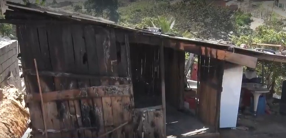 Bebê tem 80% do corpo queimado após barraco ser atingido por fogo na BA — Foto: TV Santa Cruz