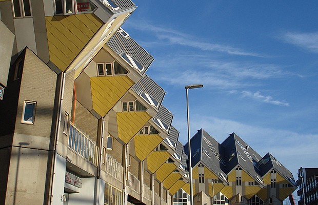 As divertidas “casas cubo” do arquiteto Piet Blom chamam a atenção por ficarem inclinadas (Foto: Creative Commons)