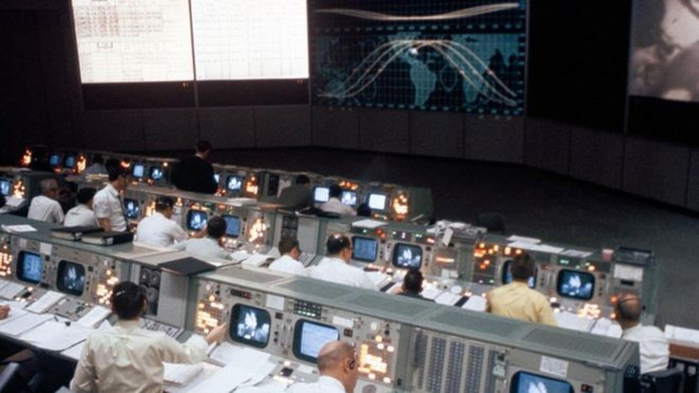 Para comemorar os 50 anos da missão Apollo 11, quando pela primeira vez o homem pisou na Lua, a Nasa reformou a histórica sala de controle em Houston — Foto: Divulgação/Nasa