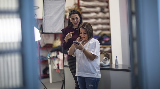 Desde 2015, a empreendedora Elis Iafélix comanda o "Com Eira e Beira", um brechó que vende roupas pela internet. Apesar de popular, o negócio tinha um desafio: aumentar a conversão de itens enviados para o carrinho em pedidos realmente fechados.
