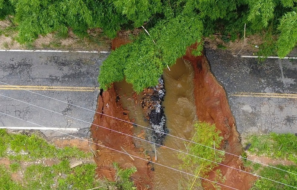 Força da água levou parte da RJ-200, rodovia que liga Miracema a Palma — Foto: Divulgação/DER