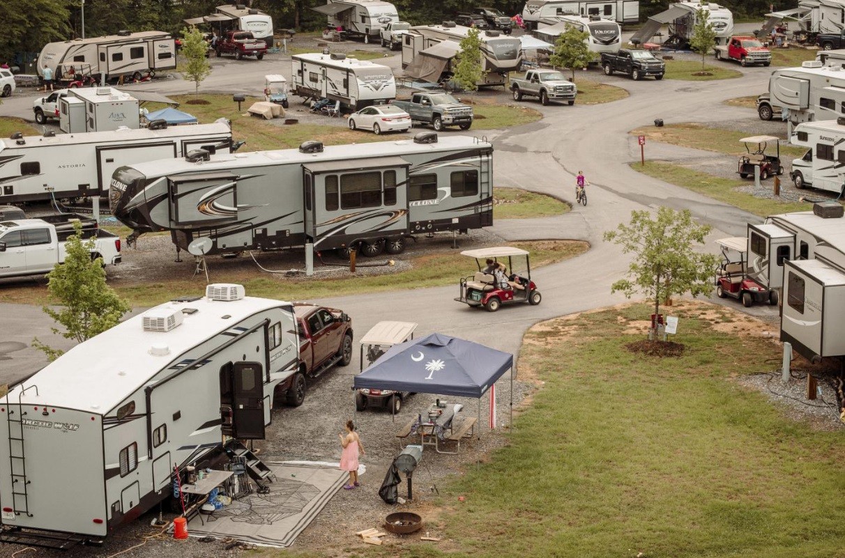 Acampamento trailers e motorhomes no Yogi Bear's Jellystone Park: o mercado global de camping deve crescer 6,6% de 2020 a 2025 — Foto: Mike Belleme/The New York Times