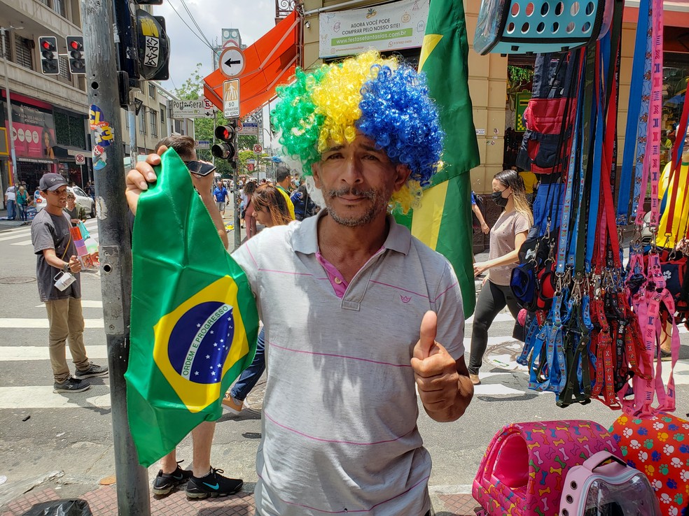 Ambulante Reginaldo vende itens na esquina da 25 de Março com a Ladeira Porto Geral, em São Paulo. — Foto: André Catto/g1