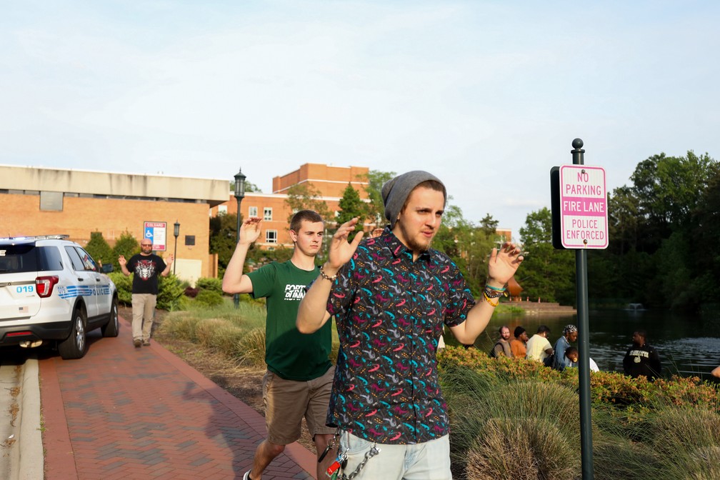 Alunos deixam escoltados campus de universidade em Charlotte, na Carolina do Norte, após tiroteio — Foto: Logan Cyrus/AFP