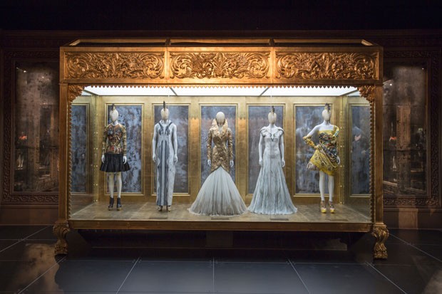 Installation view of 'Romantic Gothic' gallery, Alexander McQueen Savage Beauty at the V&A  (Foto: Victoria and Albert Museum London)