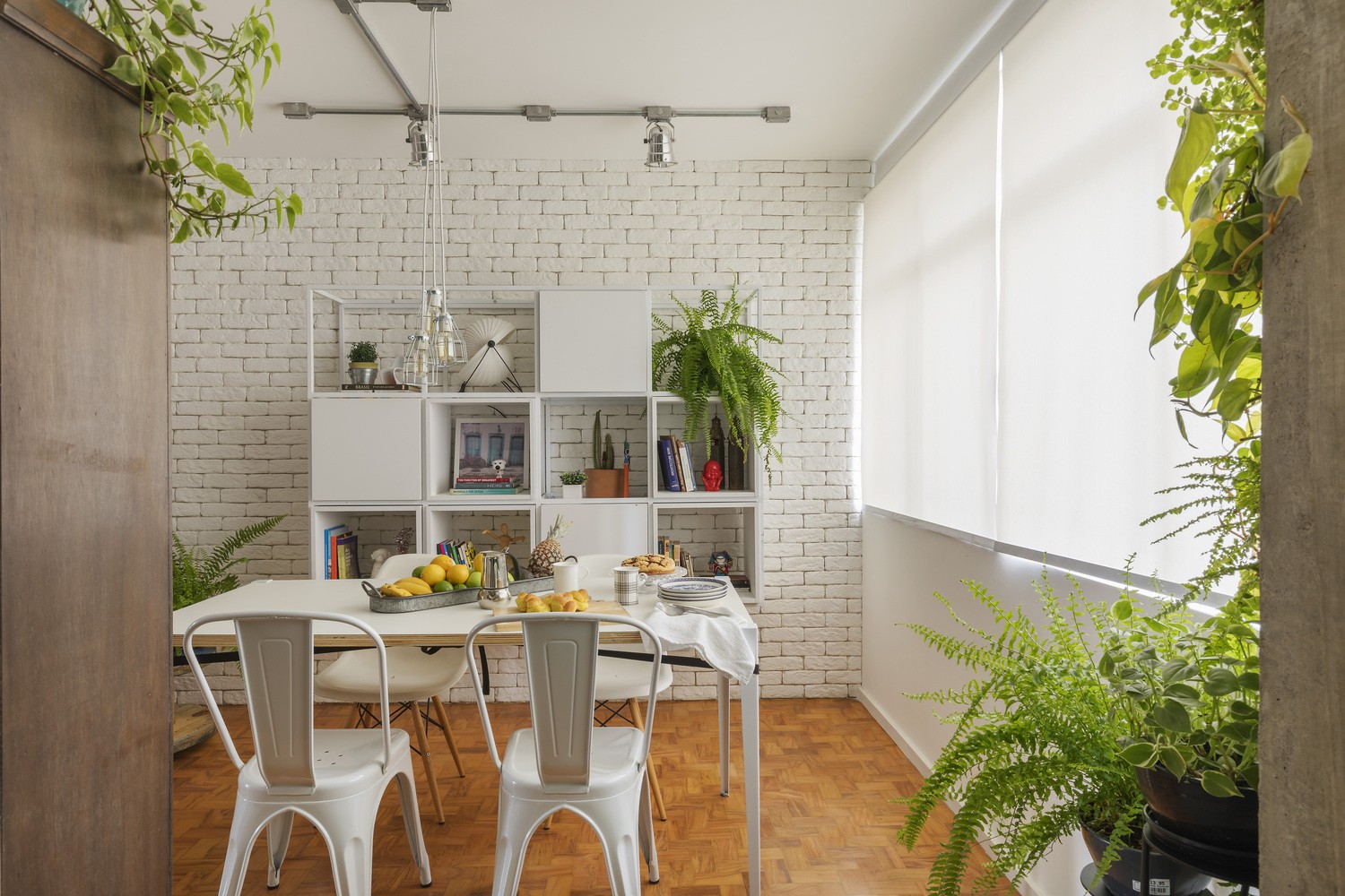 Décor do dia: sala de jantar branca com tijolinhos e mix de revestimentos (Foto: Rafael Renzo)