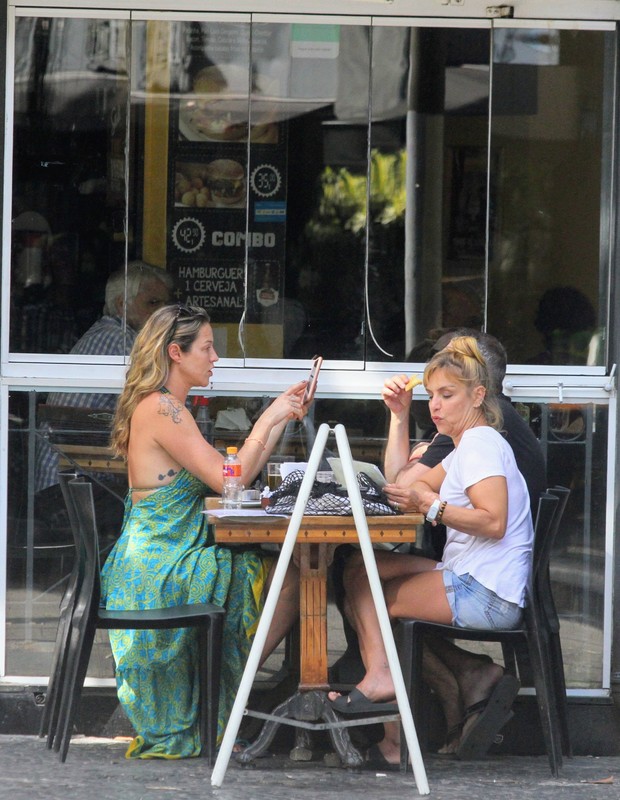 Luana Piovani e Ana Markun em restaurante do Rio de Janeiro (Foto: Daniel Delmiro/AgNews)