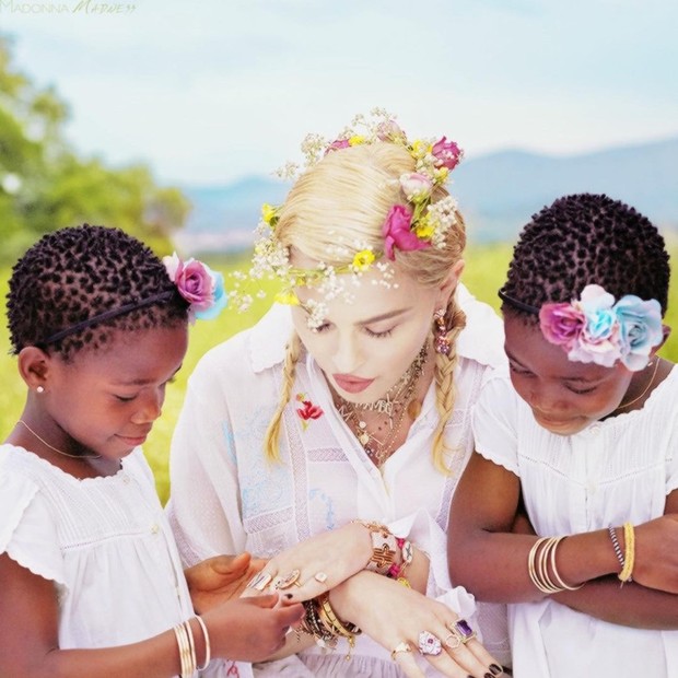 Madonna e as filhas gêmeas, Stella e Estere  (Foto: Reprodução/Instagram)