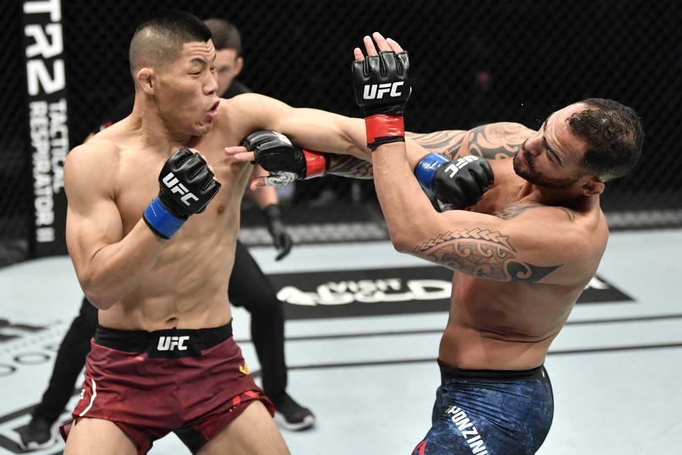 Li Jingliang nocauteou Santiago Ponzinibbio com cruzado de esquerda — Foto: Getty Images