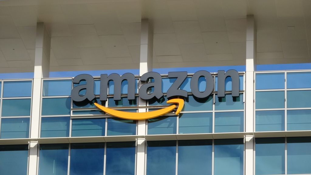 Close-up of sign with logo on facade of the regional headquarters of ecommerce company Amazon in the Silicon Valley town of Sunnyvale, California, October 28, 2018. (Photo by Smith Collection/Gado/Getty Images) (Foto: Getty Images)