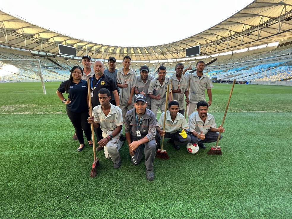 Funcion&aacute;rios da limpeza no Maracan&atilde; que tiraram fotos com jogadores do Flamengo &mdash; Foto: Ivan Raupp