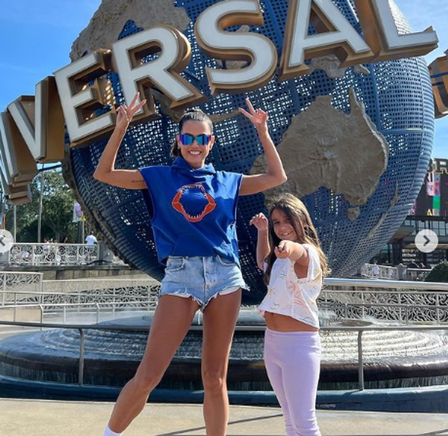 Deborah Secco curte dia de parque em Orlando com a filha, Maria Flor