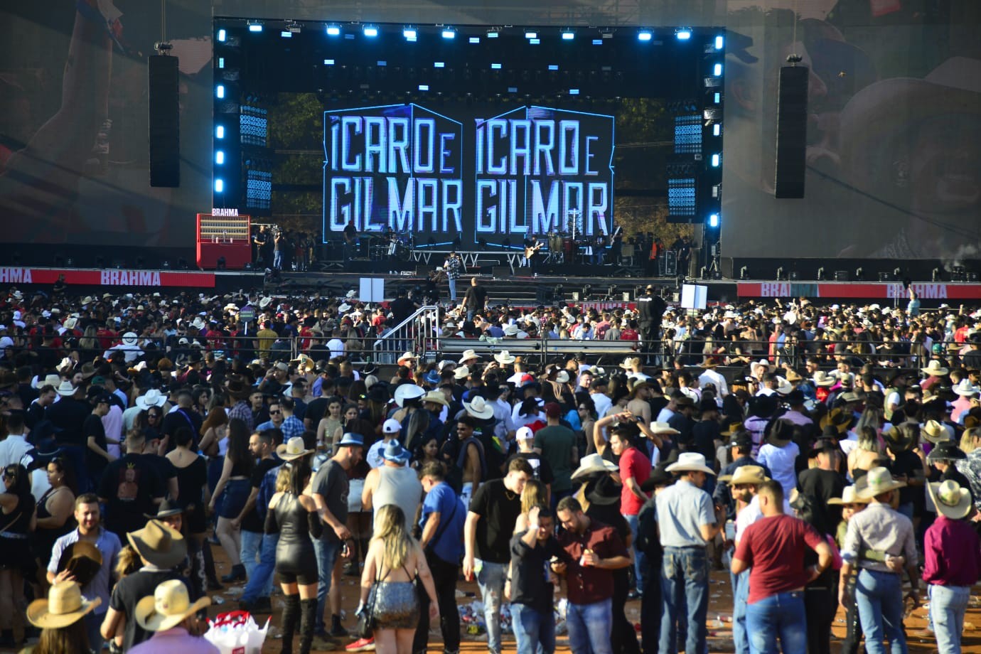 Ícaro e Gilmar embalam público do rodeio de Jaguariúna já sob o sol de domingo