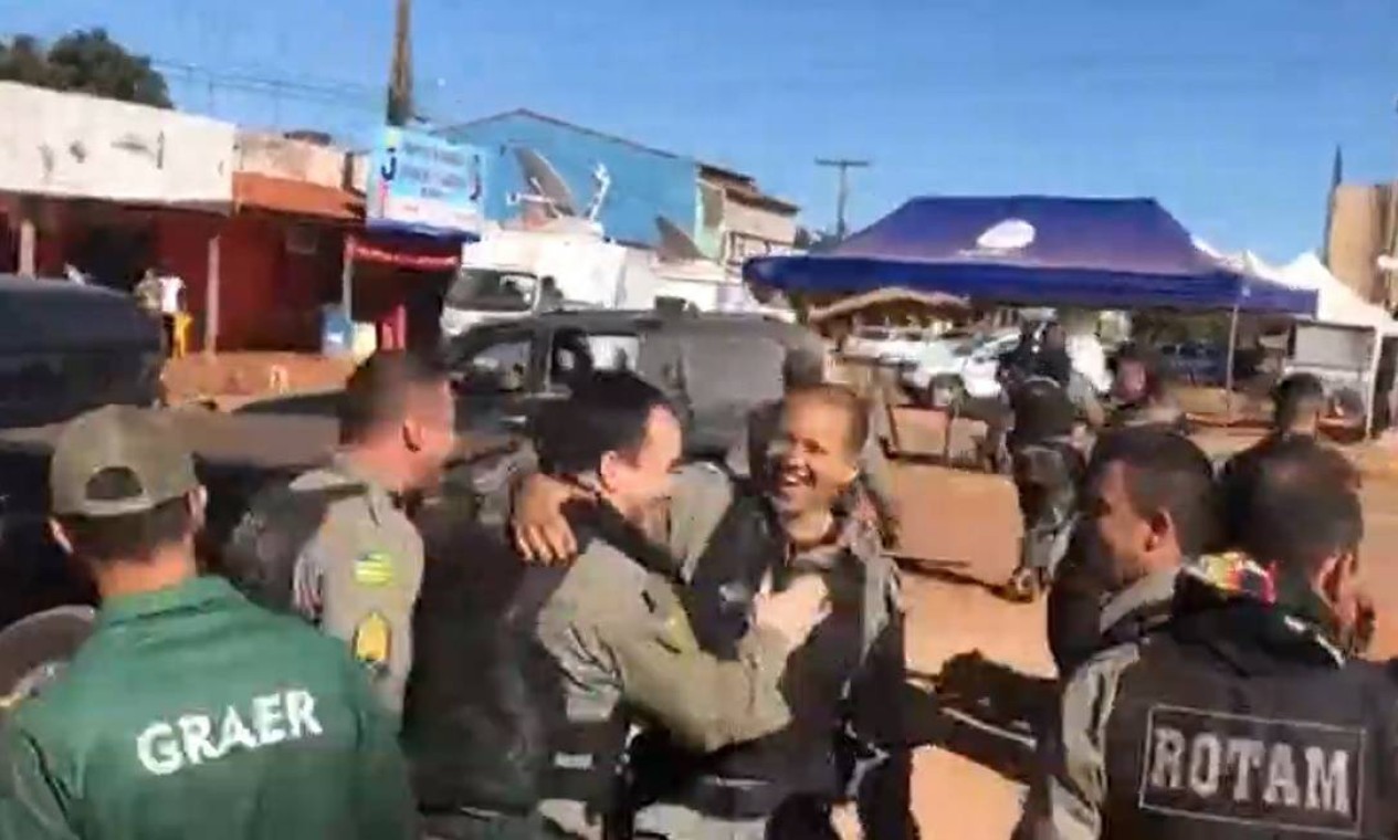 Policiais comemoram após captura de Lázaro. — Foto: Reprodução