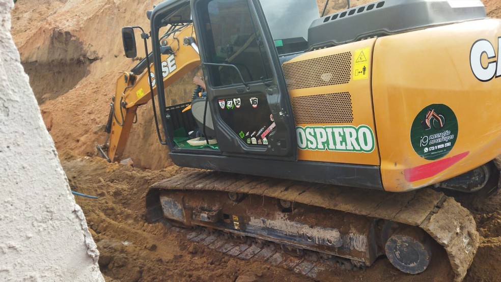 Dois trabalhadores são soterrados após deslizamento de terra no extremo sul da Bahia — Foto: Reprodução/Redes Sociais